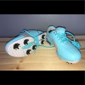 Women’s golf shoes